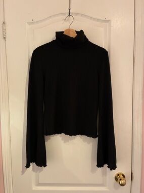 Black Ribbed Turtleneck Long-Sleeve Top - Women